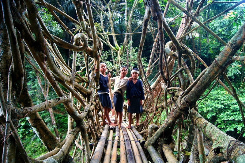 Anak2 Baduy Di Jembatan Akar by NITA KURNIA PURADIREDJA